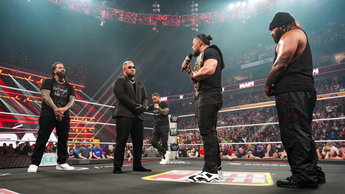 Член Bloodline бросил Романа Рейнса во время хаоса на RAW