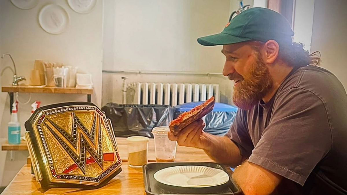 Сами Зейн повторил культовую фотографию Си Эм Панка с титулом WWE