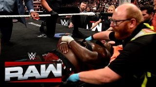 Ройса Киза унесли на носилках после WWE Raw