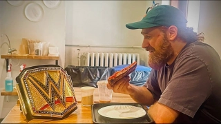 Сами Зейн повторил культовую фотографию Си Эм Панка с титулом WWE