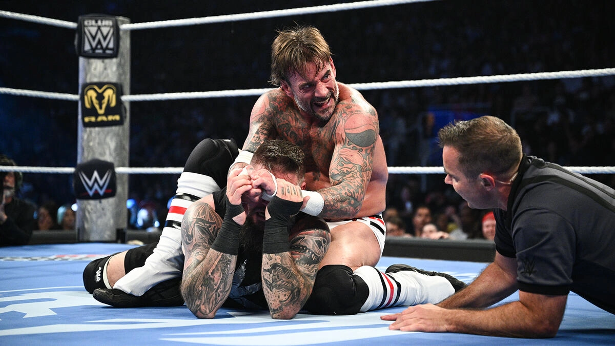 Чем закончился матч между CM Punk (ч) и Кевином Оуэнсом за титул неоспоримого чемпиона WWE.