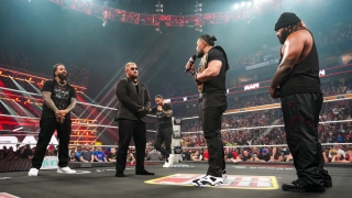Член Bloodline бросил Романа Рейнса во время хаоса на RAW