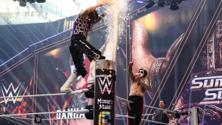 Фанаты обвиняют WWE в том, что компания &laquo;похоронила&raquo; Доминика Мистерио